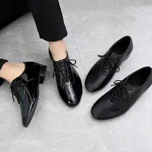 Le nuove scarpe da ballo per adulti latini delle donne di moda in pelle condividono il nuovo stile di scarpe da insegnante da donna