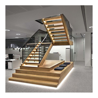 Escaliers droits modernes en forme de Z avec garde-corps en verre et marches en bois pour appartement