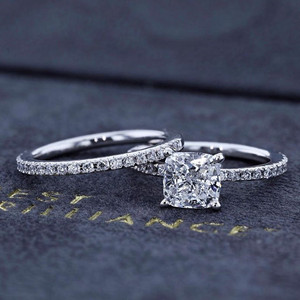 Anello con pietra quadrata scintillante per donna, elegante gioiello geometrico alla moda - Product Image 1
