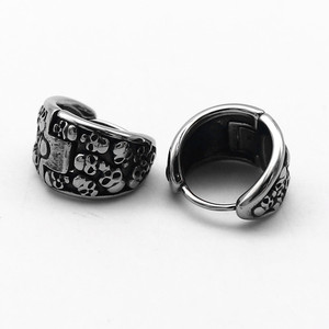 Pendientes yunnique Huggie con diseño de calavera de acero de titanio para hombres y mujeres, joyería de estilo Punk Hip Hop - Product Image 5