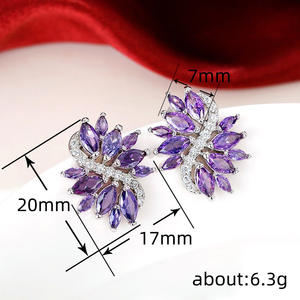 Boucles d'oreilles clous fleur en or blanc E2768, serties de cristaux taille marquise et strass, monture griffe, bijoux romantiques pour femme, idéales pour mariage - Product Image 5