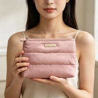 Pochette cosmétique personnalisée portable en polyester et nylon avec fermeture éclair, rembourrée et moelleuse, pour femmes, rose, sac de rangement de maquillage de luxe pour les voyages