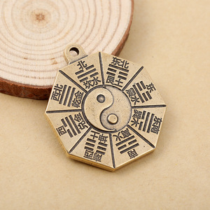 Colgante de latón Bagua Feng Shui de 40 mm x 35 mm, amuleto para llavero de coche, estilo retro - Product Image 2