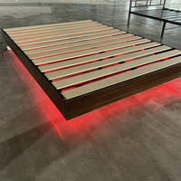 Cadre de lit flottant en grain de noyer personnalisé avec éclairage LED RGB, cadre de lit double, rembourrage en tissu doux, meubles de chambre à coucher