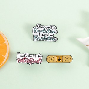 Broches de esmalte con logo de estrella de Band Aid, cita retro de teatro musical 'I Will Never Be Satisfied', insignia de solapa, venta al por mayor - Product Image 2