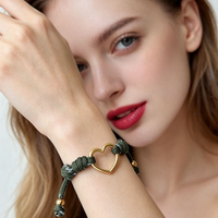 Bracelet en corde tressée réglable et coloré avec breloque cœur creux doré, bracelet d'amitié, bijou tendance, cadeau pour femmes et filles