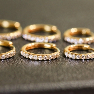 Aazuo Boucles d'oreilles classiques en or massif 18 carats avec diamants de laboratoire taille brillant, charmantes boucles d'oreilles rondes à crochet, cadeau pour filles, à porter au quotidien - Product Image 5