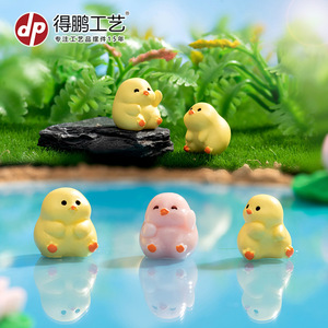Figura de pato de dibujos animados en miniatura Dp, artesanía de resina, decoración del hogar, adorno de escritorio de oficina - Product Image 1