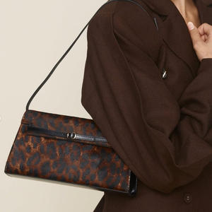 กระเ<span class=keywords><strong>ป</strong></span>๋าถือและกระเ<span class=keywords><strong>ป</strong></span>๋าสะพายข้างผู้หญิงทรงแข็ง ดีไซ<span class=keywords><strong>น</strong></span>์ทันสมัย <span class=keywords><strong>ป</strong></span>ี 2025 สีพื้น คุณภาพสูง ทนทา<span class=keywords><strong>น</strong></span> พกพาสะดวก เหมาะสำหรับการเดินทางและกิจกรรมกลางแจ้ง - Product Image 5