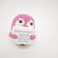 Vente Flash : Poupée Pingouin Positive Faite Main – Cadeau au Crochet avec Carte d'Encouragement Énergétique Positive – Animaux au Crochet pour le Soutien Émotionnel