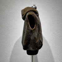 Gilet sans manches en fausse fourrure marron personnalisé en polyester avec capuche et fermeture éclair sur le devant, poches obliques, idéal pour l'automne et l'hiver, style décontracté