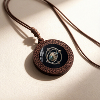 Collier pendentif astronave ronde en bois personnalisable, corde tressée à la main, accessoire de mode de niche, chaîne de clavicule
