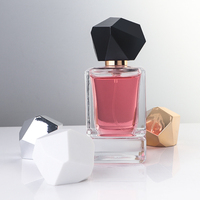 Flacon de parfum en verre carré de 50 ml à fond épais, design sérigraphié, bouchon irrégulier, emballage coffret cadeau exquis, pompe vide de luxe