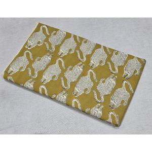 Tela de algodón verde oliva con estampado de animales blancos, tela tejida para costura de prendas, 43/44 pulgadas de ancho - Product Image 1