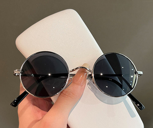 Xinrunjin แว่นกันแดดสีฟ้าออกแบบโลโก้ได้ตามต้องการแฟชั่นขายปลีกทันสมัยสำหรับงานอีเว้นท์สไตล์สตรีทอินฟลูเอนเซอร์ของขวัญส่งเสริมการขายของขวัญเพื่อธุรกิจ - Product Image 6