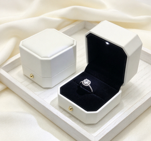 Caja Cuadrada Blanca Mate de PU con Cierre Magnético de Alta Gama, Forro de Terciopelo Negro Impreso en Cuatro Colores, Tapa Abatible con Luz LED Integrada - Product Image 2
