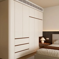 Armoire de chambre à coucher moderne blanche personnalisée avec éclairage LED intégré et une combinaison d'étagères ouvertes et de compartiments de rangement