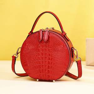 Bolso de Mano Circular Mini de Cuero Vacuno Hecho a Mano Personalizado de Fábrica, Bolsos Cruzados Redondos de Cuero Genuino con Patrón de Cocodrilo para Mujer - Product Image 2