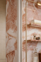 Meuble de cuisine américain antique avec plan de travail en marbre, accents en laiton, unité de rangement autoportante, étagères éclairées, portes à panneaux, style Shaker