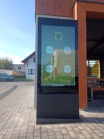 Écran LCD extérieur sur pied de 65 pouces, 3000 nits, contrôleur d'humidité numérique, kiosque totem extérieur