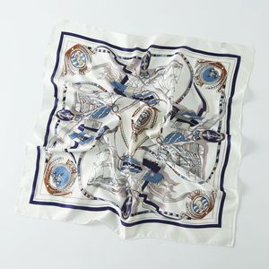 Bufanda multifuncional de estilo Metropolitano, 70x70cm, gasa con estampado Floral verde, esencial para la vida urbana, viajes, trabajo y elegancia informal - Product Image 3