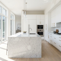Îlot de cuisine moderne de luxe avec cascade, comptoir en marbre Carrara et quartz, évier sans poignée blanc brillant sur mesure, respectueux de l'environnement, en MDF
