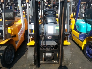 Montacargas TCM de 3 Toneladas FD30 con Motor Diésel, Altura de Elevación de 3m, Mástil Reforzado, Tipo Contrapeso, para Uso en Obras de Construcción - Product Image 5