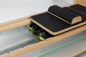 Équipement professionnel <span class=keywords><strong>de</strong></span> studio <span class=keywords><strong>de</strong></span> gym commercial : Reformer Pilates à baril et échelle bidirectionnelle réglable et durable pour <span class=keywords><strong>la</strong></span> santé - Product Image 2