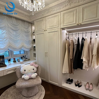 Armoire compacte avec miroir cintrée, fauteuil individuel et design gain de place pour petit appartement