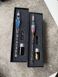 Lot de 3 stylos plongeurs en verre dichroïque fait main « Nuit étoilée » pour les papeteries, écriture fluide - Product Image 5