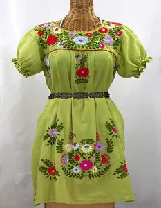 カラフルな刺繍の美しいドレスとオリーブグリーンの生地