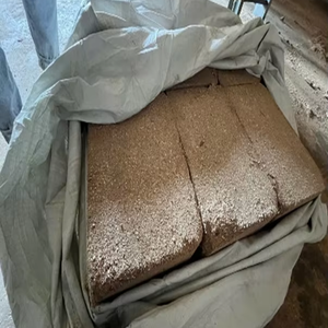 Bales de sciure de bois naturel compressée 100% pure, qualité A, pour litière animale, sac PP 660 kg, norme export - Product Image 1