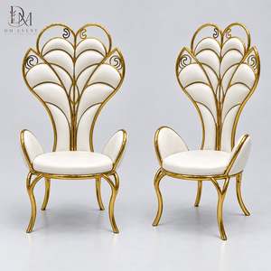 Silla de Acero Inoxidable Estilo Trono de Pavo Real Dorado con Tapicería Blanca para Alquiler de Mobiliario para Banquetes y Recepciones de Bodas - Product Image 1