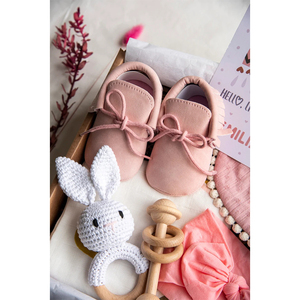 Coffret cadeau rose pour bébé fille avec lapin en crochet, hochet en bois, chaussures de bébé, carré en mousseline, bavoir réversible pour nouveau-né, ensemble cadeau pour bébé - Product Image 3