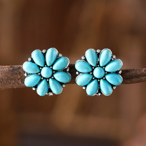 Orecchini Pendenti Boho con Fiori e Accenti in Pietra Turchese, Orecchini Minimalisti da Donna - Product Image 1