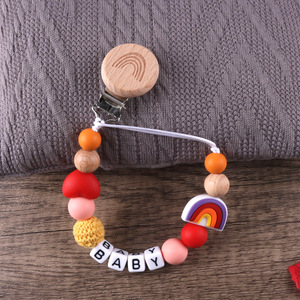 Porte-sucette <span class=keywords><strong>en</strong></span> bois fait main avec nom personnalisé avec chaîne <span class=keywords><strong>en</strong></span> silicone souple Clips factices personnalisés pour bébés Design <span class=keywords><strong>arc</strong></span>-<span class=keywords><strong>en</strong></span>-<span class=keywords><strong>ciel</strong></span> - Product Image 5