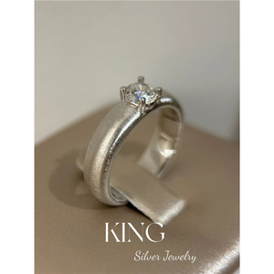 Anillo de Plata KING con Diamante de Corte Brillante Redondo, Joyería de Compromiso para Mujer, Plata S925, Acabado Cepillado Hecho a Mano - Product Image 1