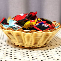 Panier tressé en rotin PP bicolore à bord festonné, qualité alimentaire, couleur et taille personnalisables, fait main, écologique, pour le rangement de collations et de fruits