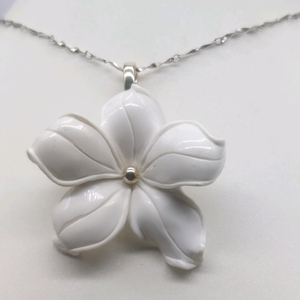 Colgante de Flor Blanca en Plata 925, Diseño Lindo para Uso Diario, Amuleto de Joyería Unisex - Product Image 1