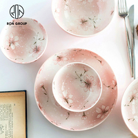 Vaisselle de service en céramique en porcelaine de couleur rose à motif de fleurs pour Banquet, plats de service en céramique de Restaurant à bas prix