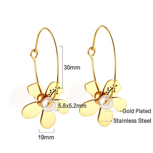 Pendientes de Perlas y Flores en Forma de Corazón, Chapados en Oro de 18k, de Acero Inoxidable, para Mujer, Joyería de Guangzhou - Product Image 2