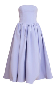 Robe midi sans bretelles en bleu clair avec ourlet asymétrique et jupe plissée, design élégant et ajusté pour les soirées - Product Image 3