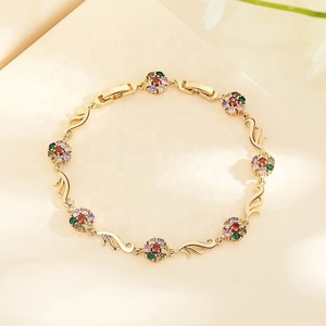 สร้อยข้อมือแฟชั่นสีสวยหรูหราสำหรับผู้หญิง รุ่น HengDian HBr1956788 ชุบทอง 18K ประดับด้วยเพชรคิวบิกเซอร์โคเนียคุณภาพสูง AAA ดีไซน์ดอกไม้ - Product Image 3