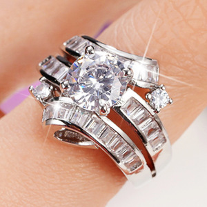 Anello di Lusso Curvo per Donne, Elegante Gioiello da Dito alla Moda - Product Image 4