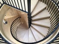 Escalier en colimaçon moderne et élégant en acier inoxydable blanc pour hôtel, respectueux de l'environnement