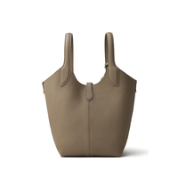 Sac fourre-tout souple en cuir grainé taupe avec mini-breloque, sac seau minimaliste pour femme, faible MOQ, marque privée