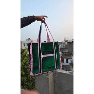 Bolsa de lona acolchada de algodón hecha a mano con estampado tradicional, elegante, duradera y espaciosa, perfecta para viajes de fin de semana. - Product Image 4