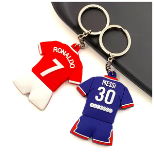 Porte-clés en plastique léger personnalisé dans le style d'un maillot de football, design de polo, caractéristiques d'anime et de dessin animé, article souvenir imperméable - Product Image 1