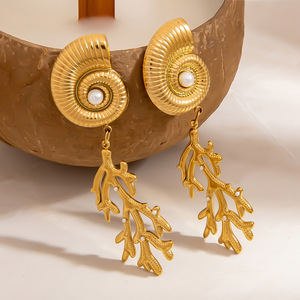 Pendientes colgantes chapados en oro de estilo europeo con diseño de perlas y coral para mujer, joyería de fiesta EH12054 - Product Image 2