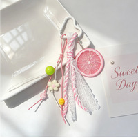 En gros, Porte-clés et breloque de sac esthétique en forme de tranches de citron rose et de pamplemousse, avec ruban en dentelle et pompon, mignon